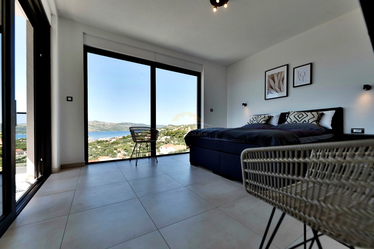 Villa esclusiva a Seget Gornji in un ambiente tranquillo e silenzioso con una splendida vista panoramica